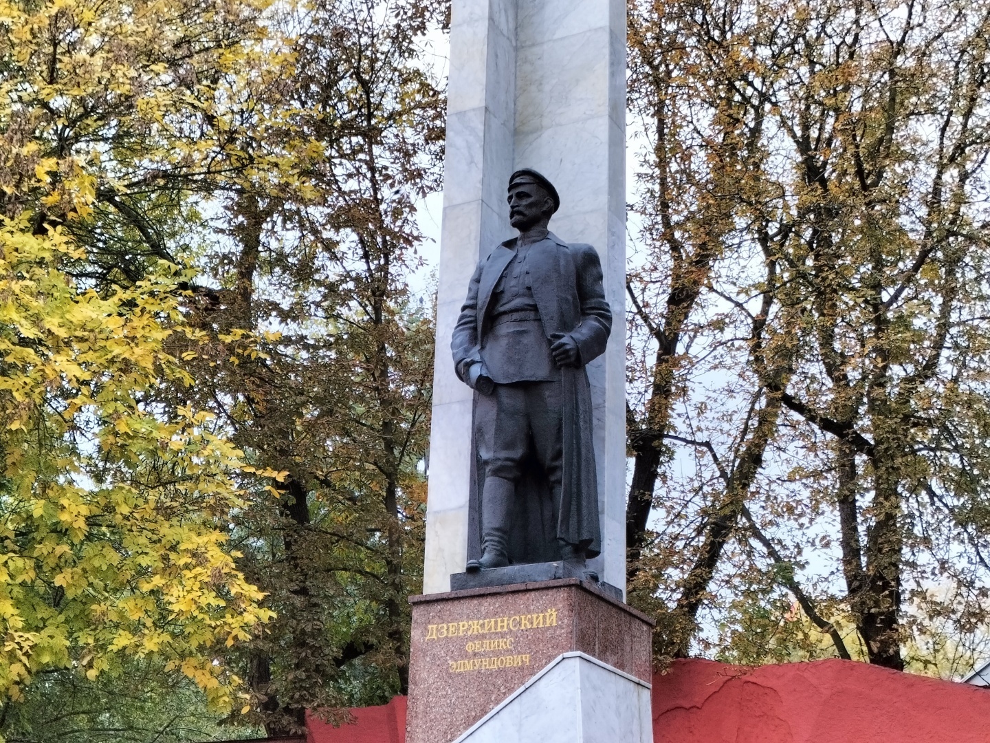 Памятник муниципального значения. Гомель памятник Дзержинскому. Памятник Феликсу Дзержинскому в Омске. Памятник Ленину в Белоруссии. Памятник Дзержинскому в Рязани.