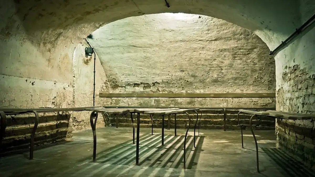 В каких городах России срочно ремонтируют бомбоубежища: что должно быть в них, сколько времени можно в нем жить, спасет ли от ядерного удара?