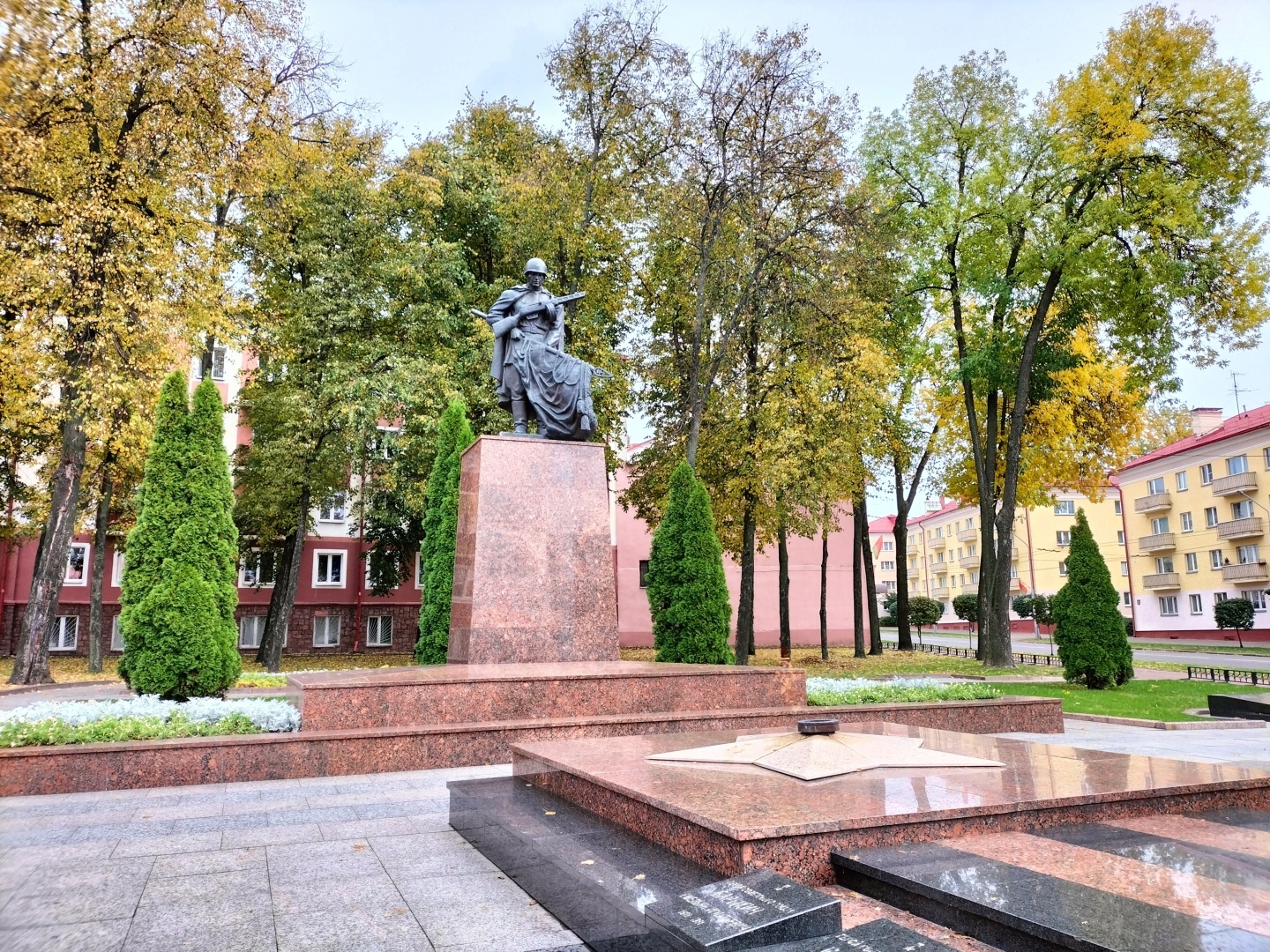 В Белоруссии сохранили памятники Дзержинскому и Ленину, а также забавные местные памятники. Фото из поездки