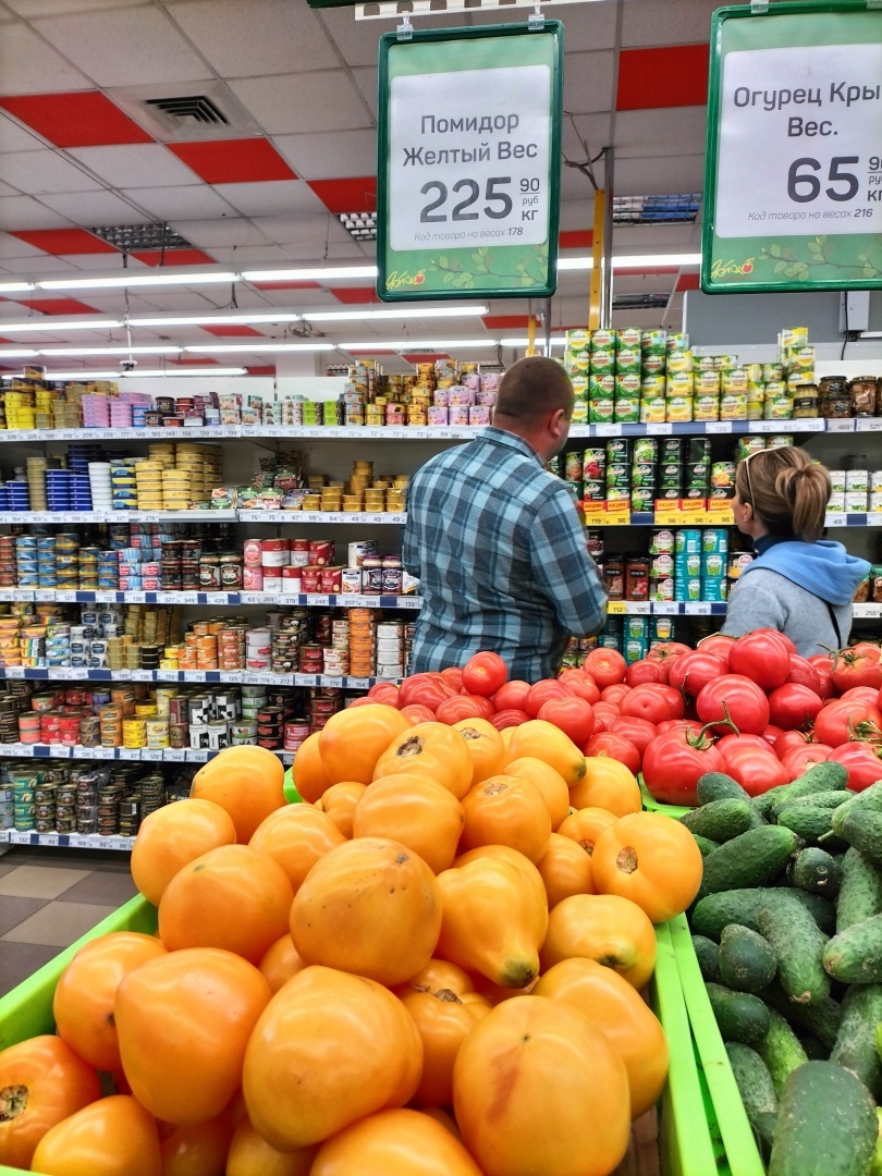 Помидоры по 225 рублей и апельсины из ЮАР – что происходит с ценами на продукты