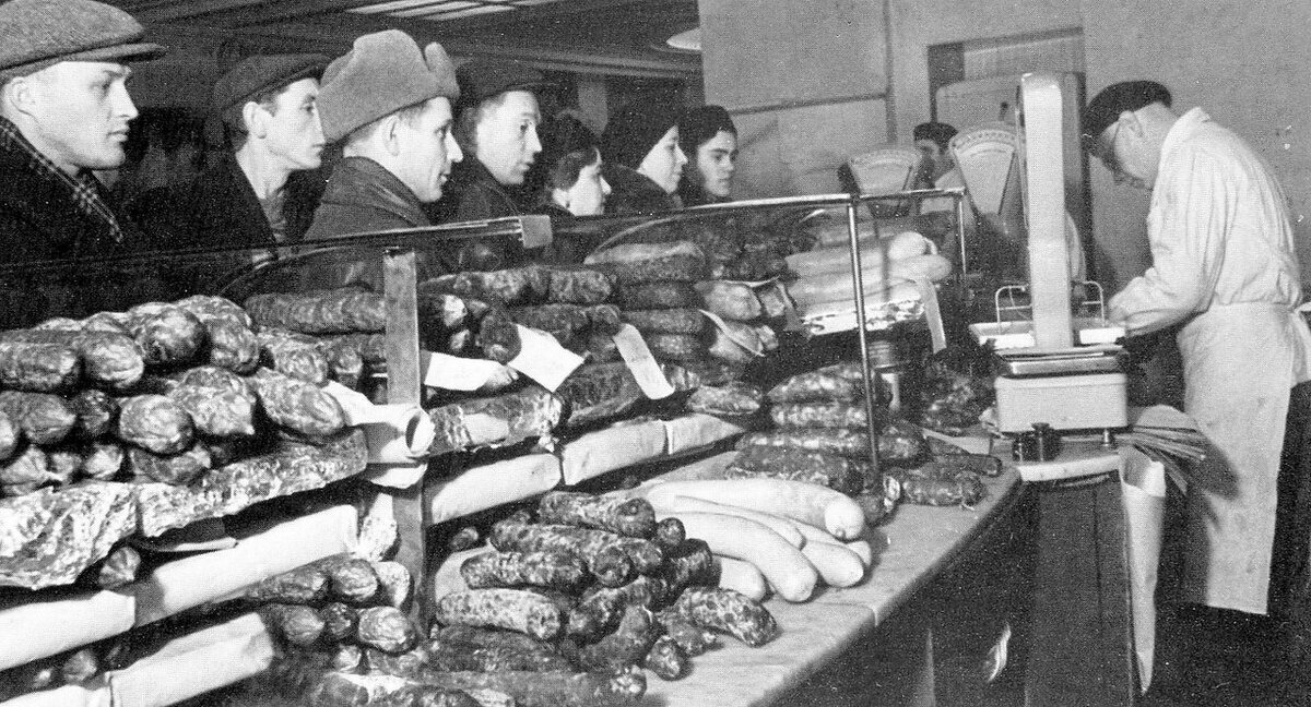 А не пора ли вернуть народу историю и праздник 7 ноября? Может, хватит нашей молодежи вешать лапшу, как плохо нам всем жилось при советской власти