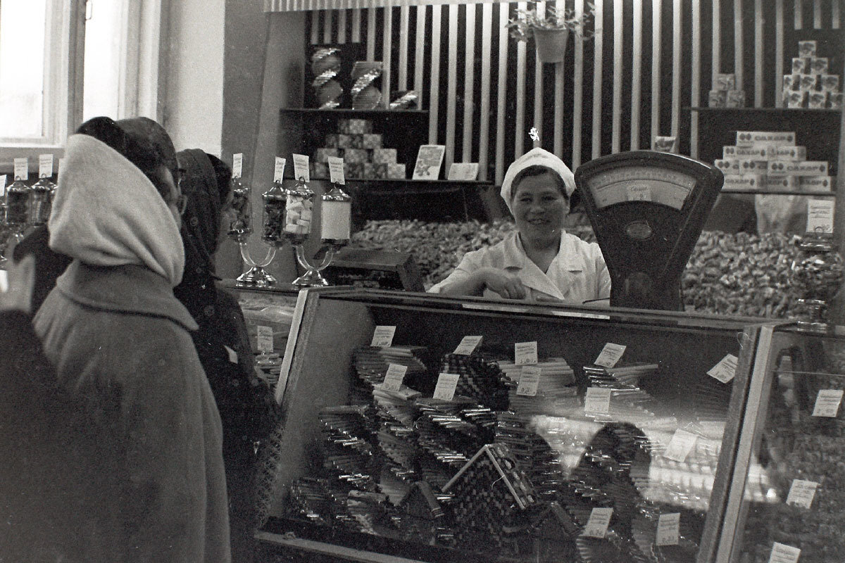 А не пора ли вернуть народу историю и праздник 7 ноября? Может, хватит нашей молодежи вешать лапшу, как плохо нам всем жилось при советской власти