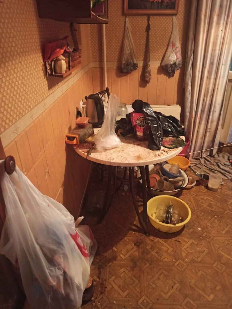 Такой свалки в квартире вы еще не видели!
