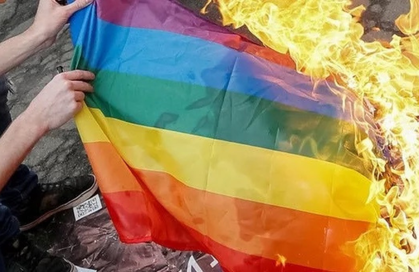 Госдума ЛГБТ. Запрет ЛГБТ. Burning LGBT Flag. Госдума ЛГБТ законопроект.