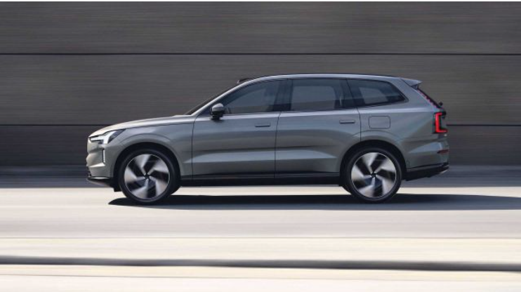 Volvo представила технологичный внедорожник EX90 мощностью почти 500 лошадей