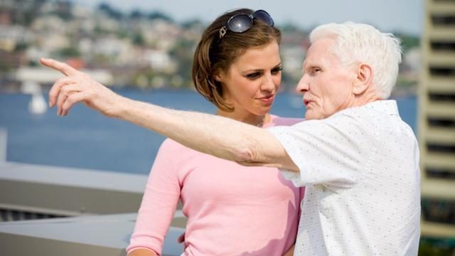 Пожилой муж решил отобрать все у молодой жены