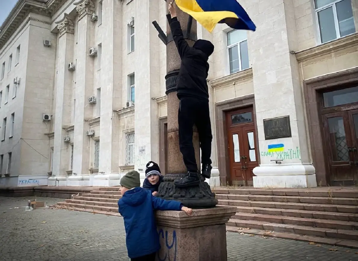 Херсон телеграмм. Флаг Украины. Херсон флаг Украины. Вывесил флаг Украины на балконе. Дети Украины.