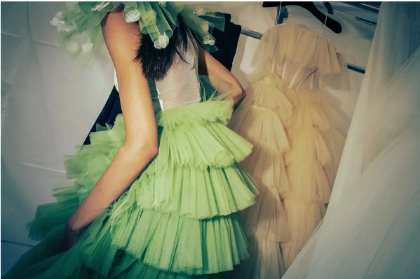 Прощание с простым белым свадебным платьем