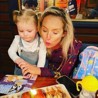 У ребенка редкое заболевание и она проходит период полового созревания после того, как мама обнаружила кровь в подгузнике