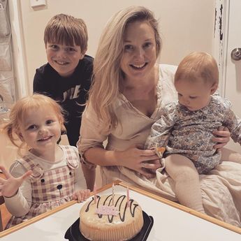 У ребенка редкое заболевание и она проходит период полового созревания после того, как мама обнаружила кровь в подгузнике