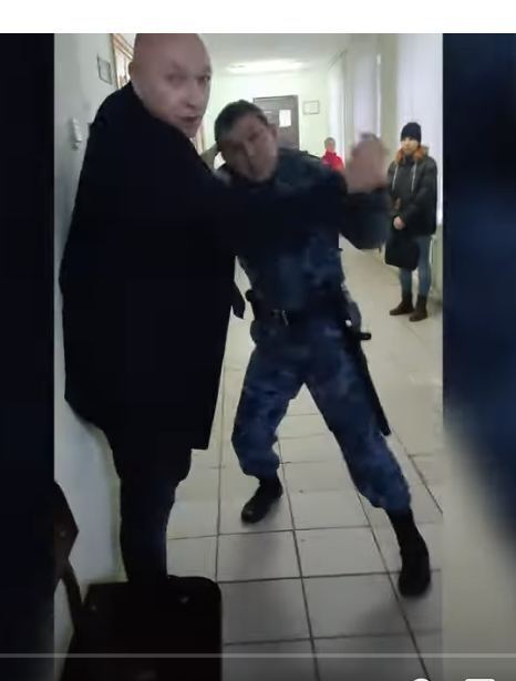 пристав применил физическую силу