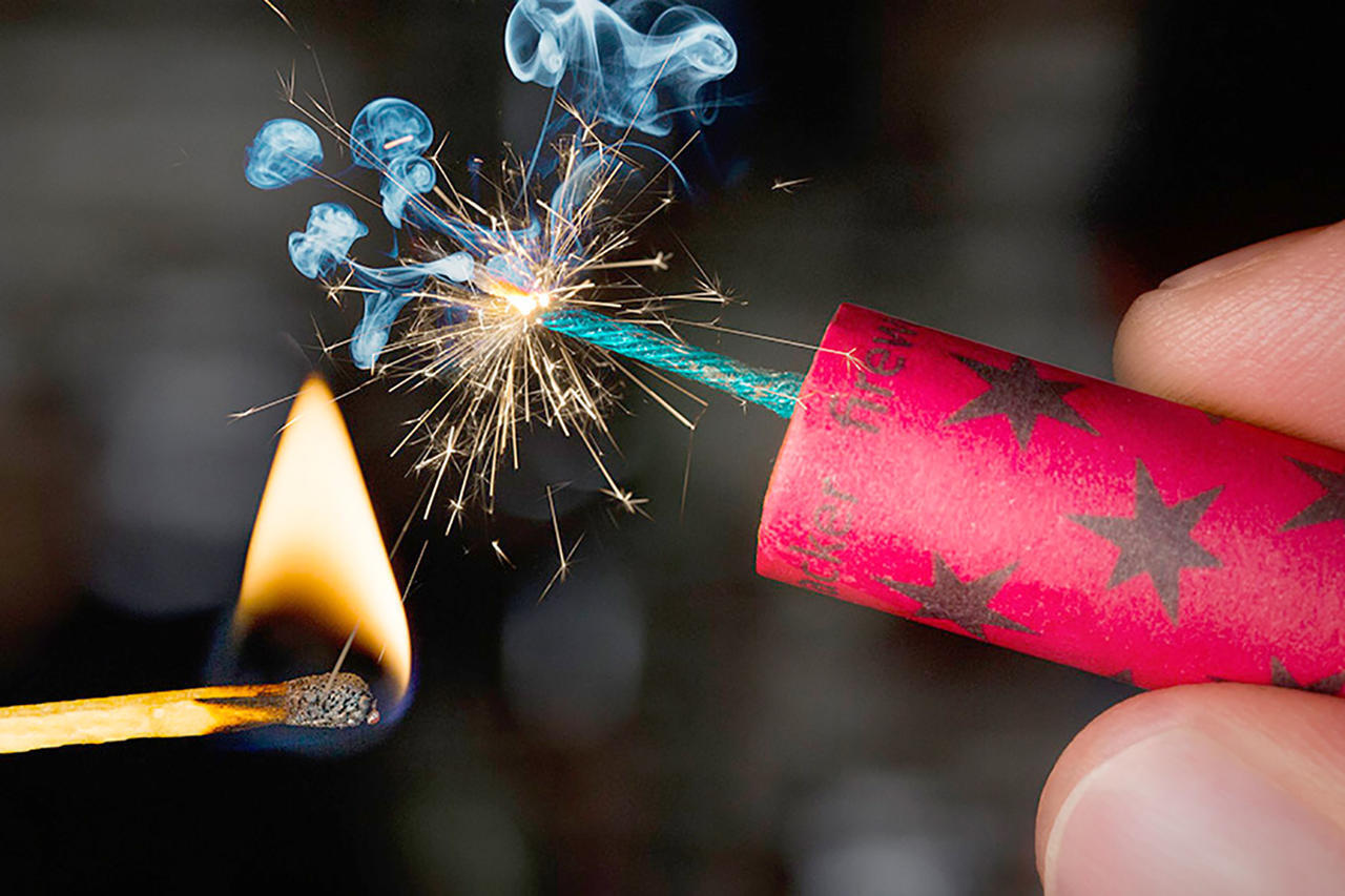 Руки бы оборвать всем продавцам пиротехники!