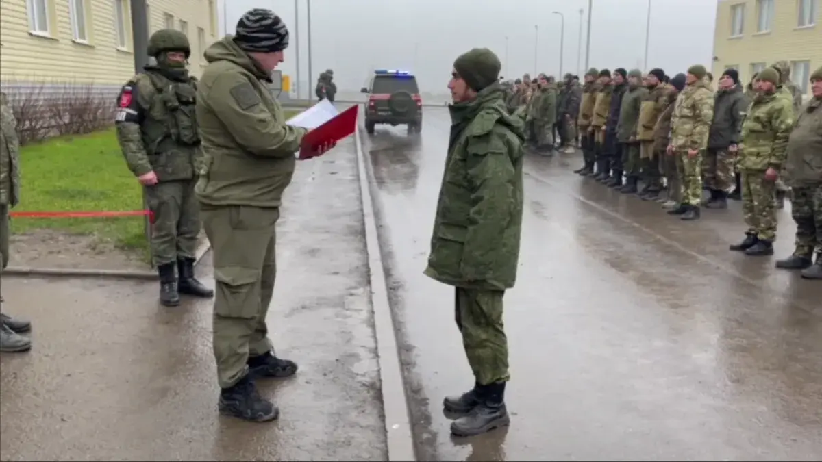 В Белгороде во время построения мобилизованных двум уклонистам зачитали обвинение по статье «невыполнение приказа командира» и их задержал ОМОН