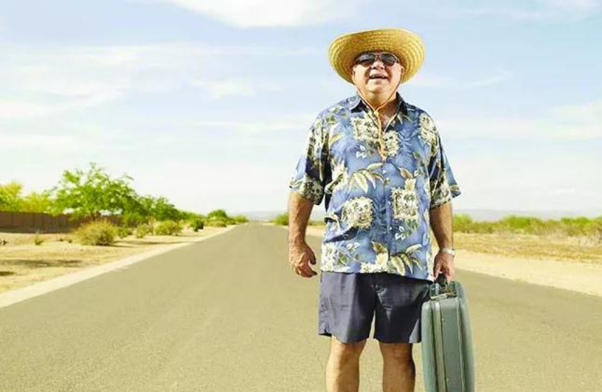 Отпуск пенсионерам в любое время. Пенсионеры путешествуют. Пожилые туристы. Старики туристы. Пенсионеры путешественники.