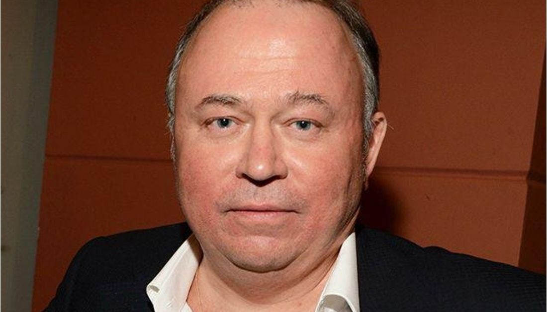 Андрей Караулов разыскивается за клевету.