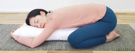 Выключите излишнее напряжение в своем теле! Три расслабляющие позы йоги с подушкой