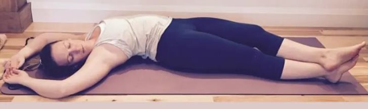 Рекомендуется перед сном! 4 позы ночной йоги, которые можно делать лежа на спине. Снятие усталости и раздражительности