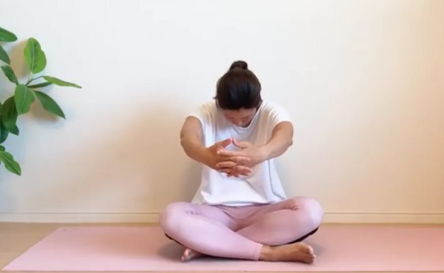 За минуту до сна… Даже люди, которые не любят заниматься спортом, могут делать это с легкостью! Йога растяжки для одновременного расслабления