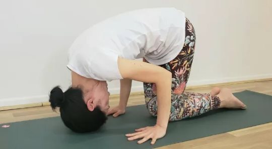 Снять головную боль, вызванную длительным использованием компьютеров и смартфонов, а также стрессом (йога)