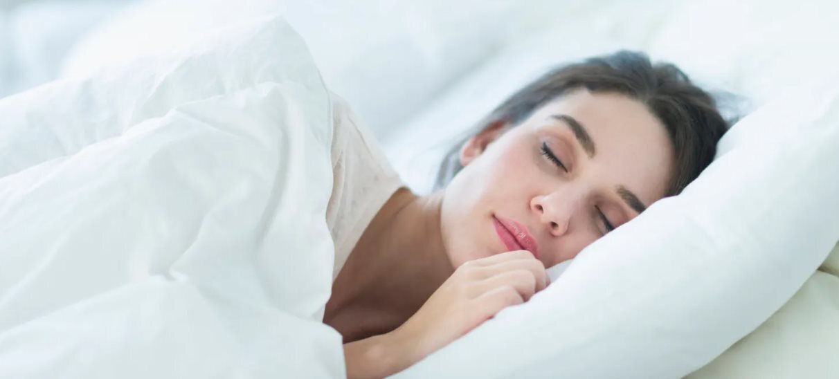 Вы будете удивлены, как быстро и легко вы сможете заснуть при помощи йоги. Вы можете делать это в постели!