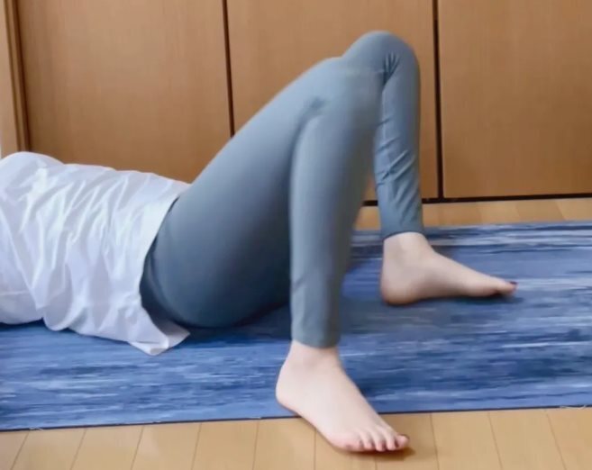 Рекомендуется при беременности и в послеродовой период. Всего 30 секунд йоги! Работа по регулировке таза" в положении лежа.