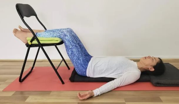 Слишком устали, чтобы двигаться... тогда на помощь приходит йога! Три позы для снятия усталости при использовании стула