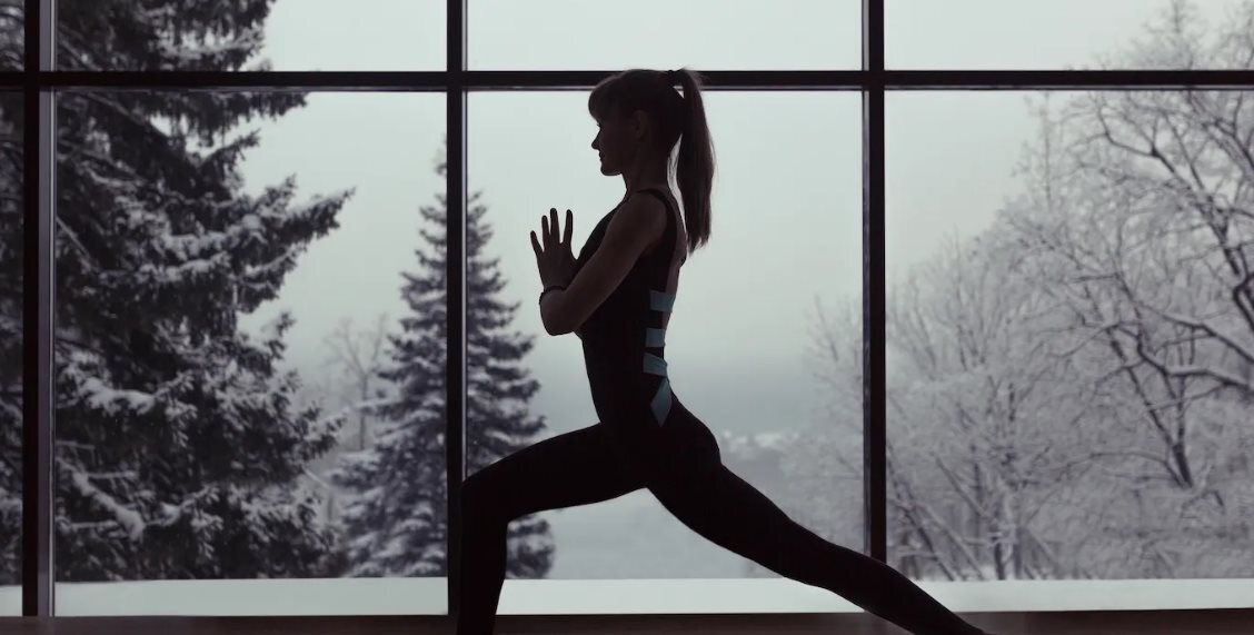 Преимущества йоги легче заметить зимой? Что нужно знать о зимней йоге, пока вы не отстали от жизни