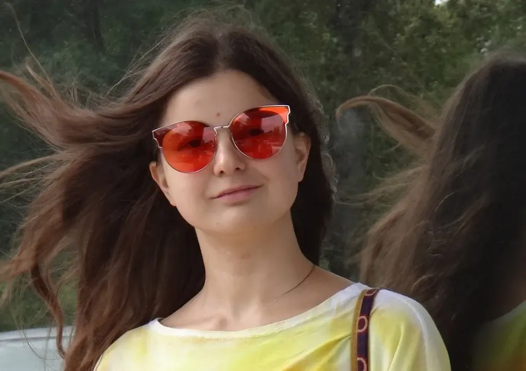 Не смотря на прекрасные разговоры о жизни в России, художница Юлия Цветкова покинула Россию