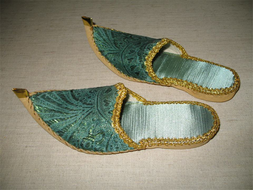 «От лаптей до лубутенов». Международный день сапожника.