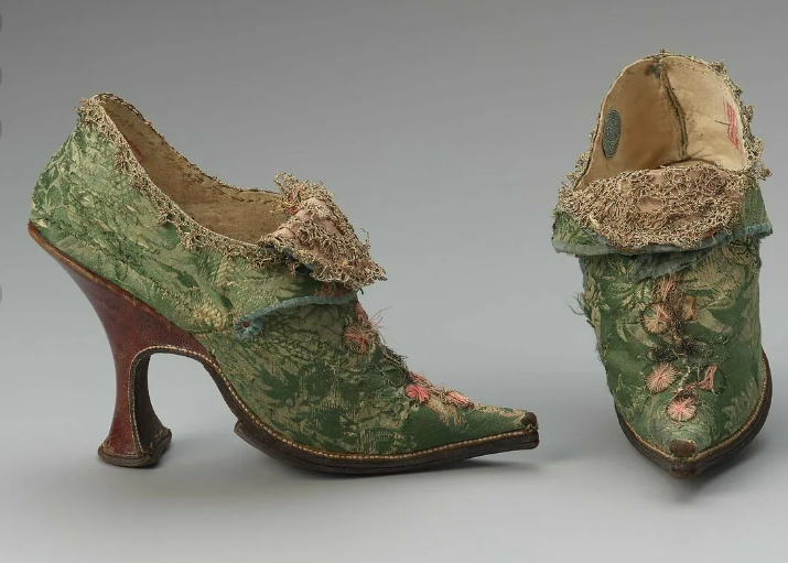 «От лаптей до лубутенов». Международный день сапожника.