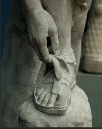 «От лаптей до лубутенов». Международный день сапожника.