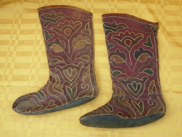 «От лаптей до лубутенов». Международный день сапожника.