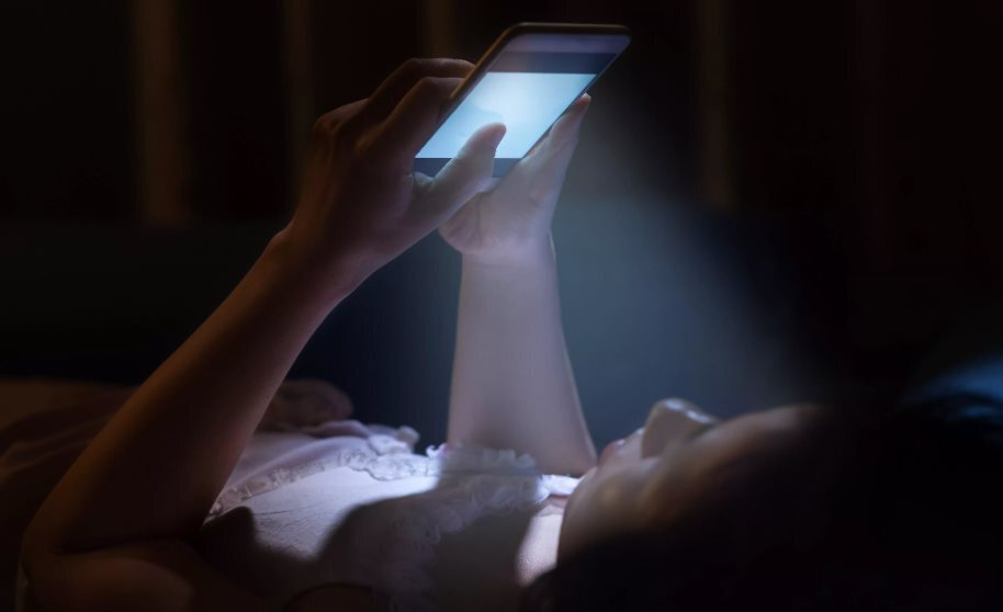 Врачи объясняют, почему привычка пользоваться смартфоном перед сном затрудняет засыпание