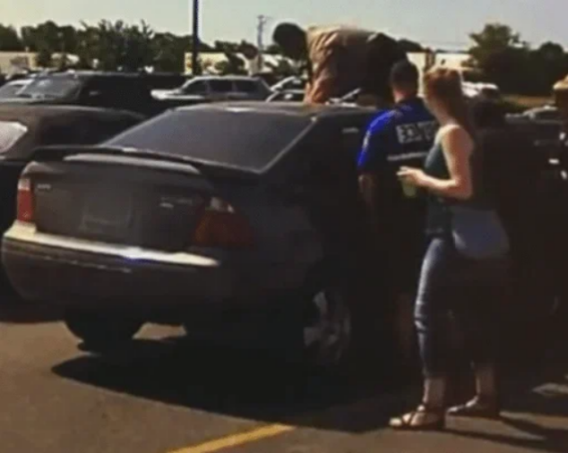 Щенок застрял в машине в жару