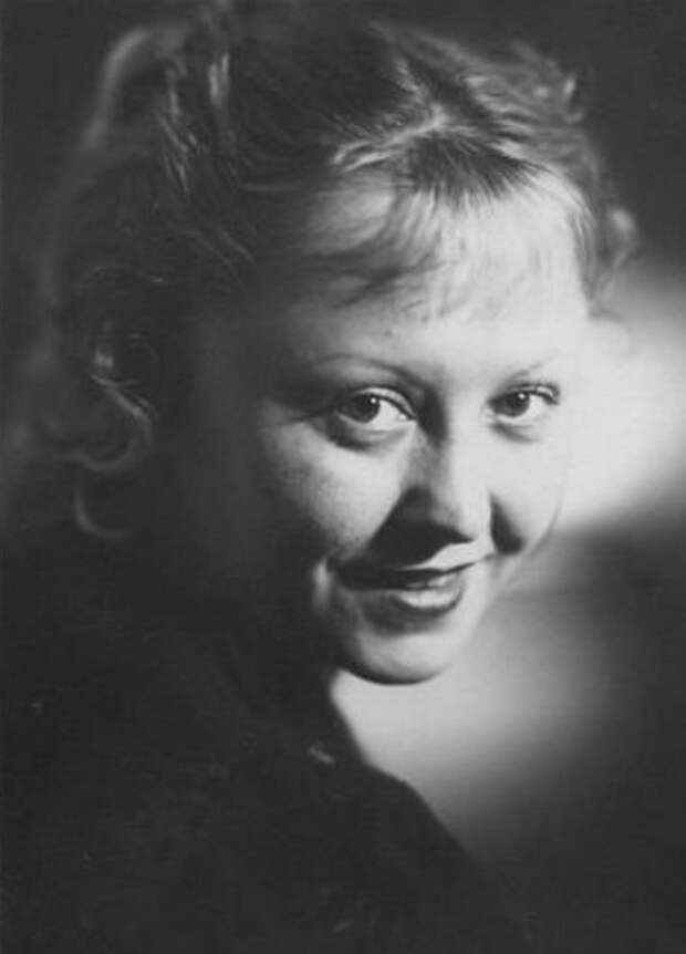 Актеры были истощены, а денег на костюмы и декорации не хватало. Как снимали «Золушку»?