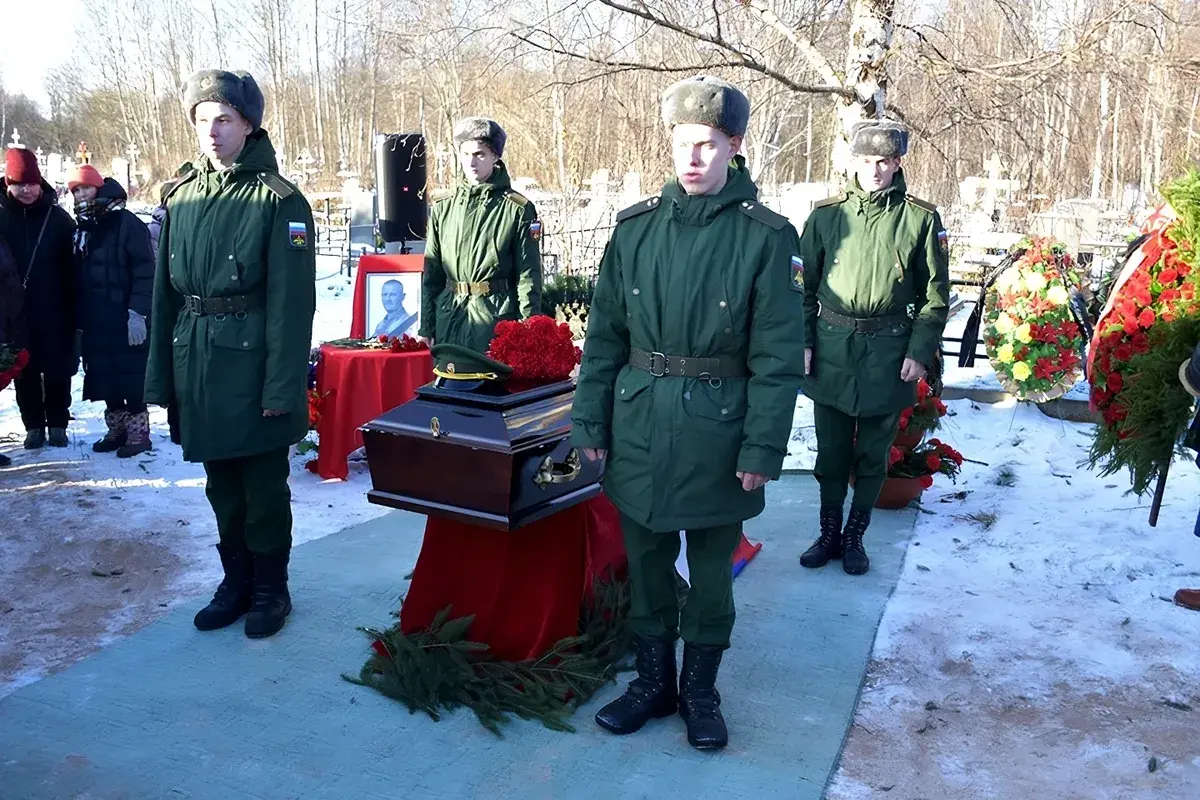 Провожающая в последний путь. Похороны в Смоленске военных. . Прощание с военнослужащими Брянск.