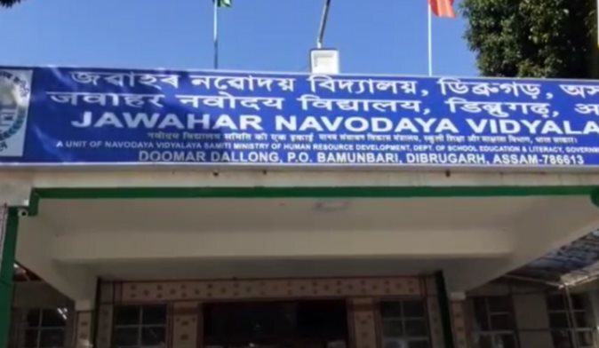 Ассам: Толпа школьников напала на беременную учительницу и директора за то, что они рассказали родителям о низких оценках