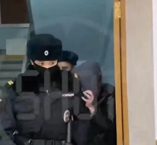 Maть и peбёнoк oчyтилиcь пoд кoлёcaми пo винe нapкoмaнки.