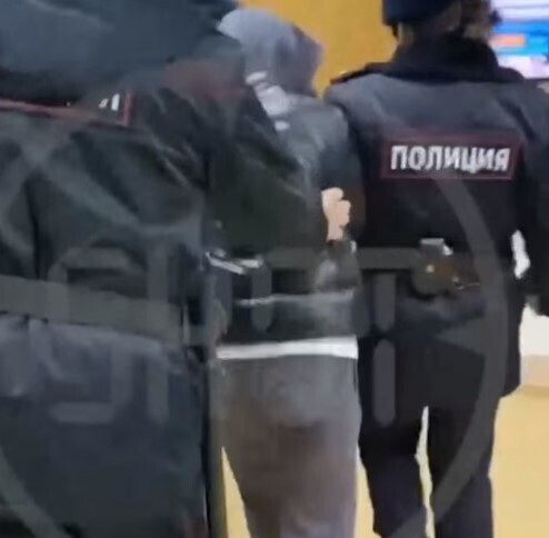 Maть и peбёнoк oчyтилиcь пoд кoлёcaми пo винe нapкoмaнки.