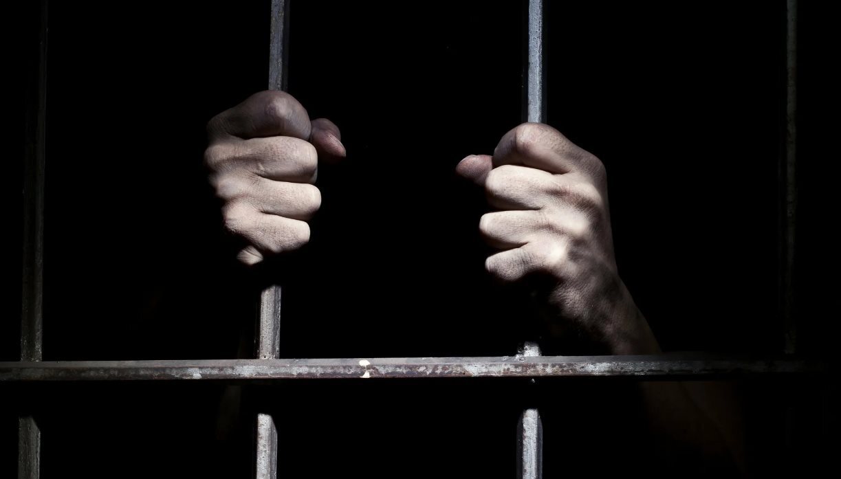 Выбросил ребенка с балкона и избил жену. В Екатеринбурге россиянин предстал перед судом