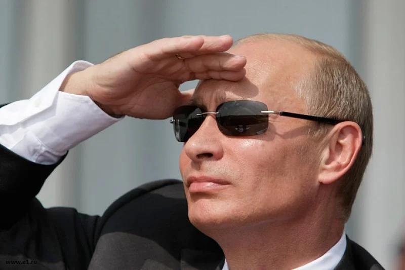 Путин в черной рубашке