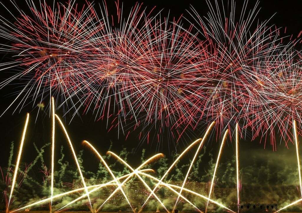 Новогодняя стрельба на праздник: фейерверки скупают, несмотря на рост цен. Страна ожидает подорожания на салют