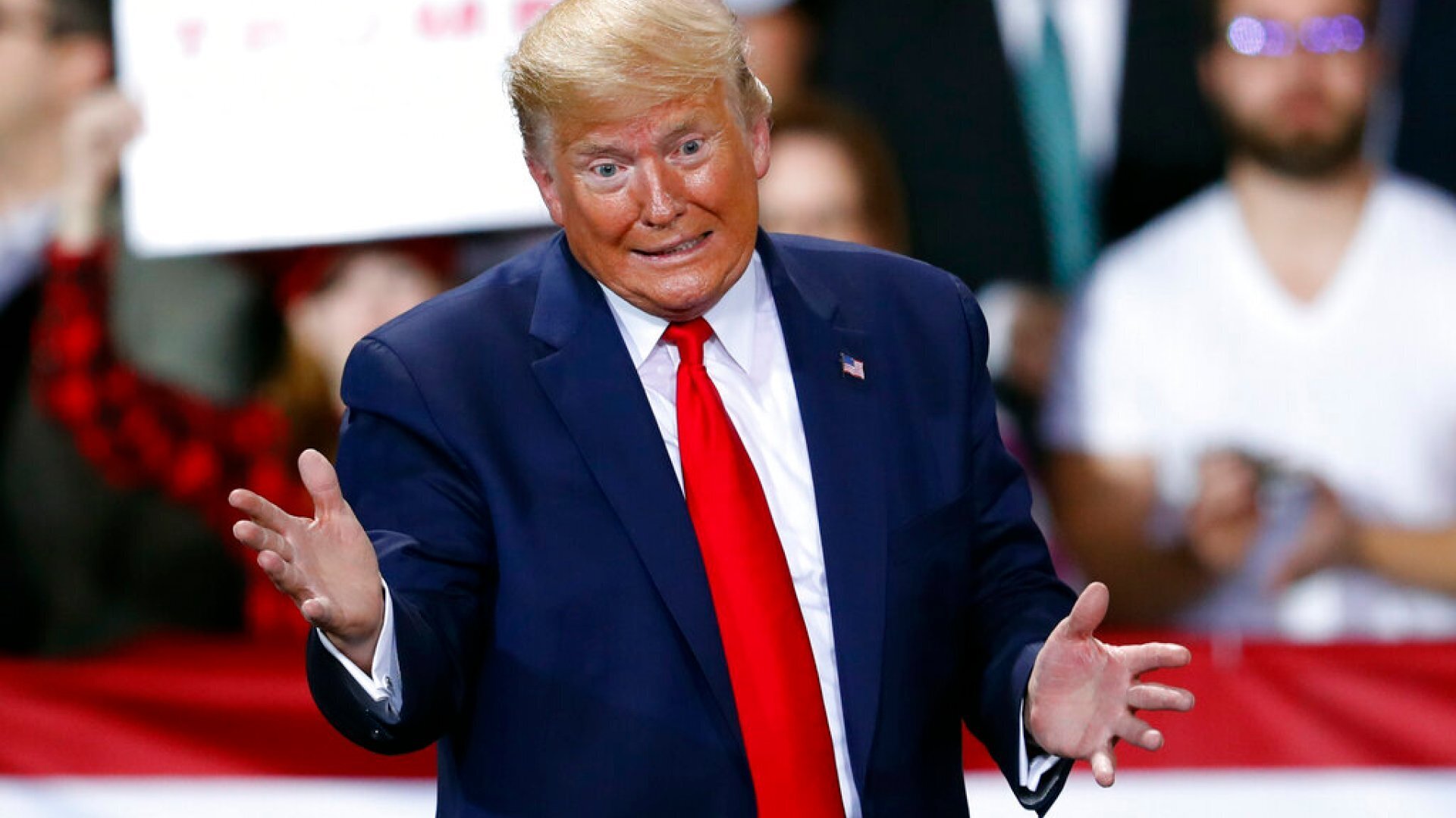 Критика в США после призыва Трампа отказаться от Конституции. Комментарии французов