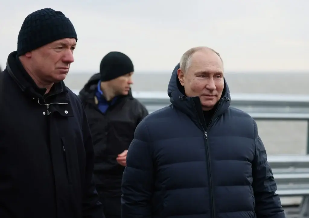 «Путин ехал по Крымскому мосту за рулем иномарки» — заявил Песков: на какой машине проехал Путин