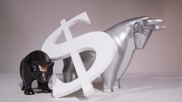 Почему символом валюты доллара является буква "S", хотя в слове доллар буква "S" отсутствует?