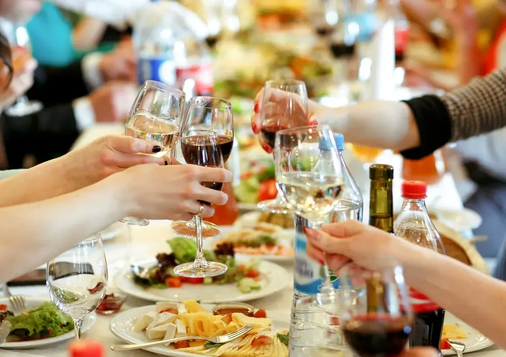 Алкоголь на праздниках: названы три правила, как сильно не опозориться на корпоративе. Что нужно кушать и сколько выпивать