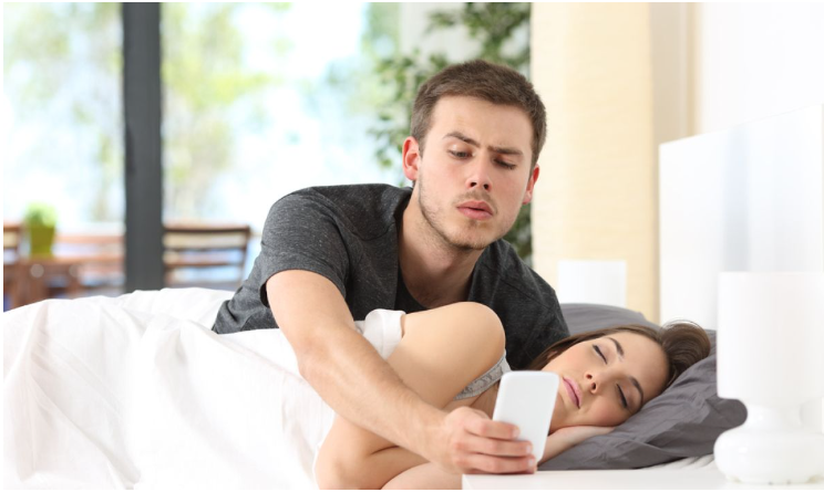 5 знаков, которые чаще всего шпионят за своими партнерами