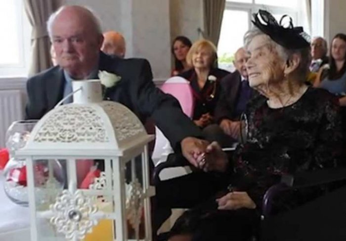 Невесте - 100, жениху - 74: к алтарю в коляске под песню группы ABBA