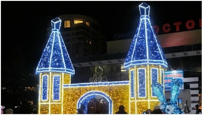 В Ростове-на-Дону местные жители возмутились расцветкой новогоднего украшения: Сине-жёлтый замок вызвал возмущение жительниц города