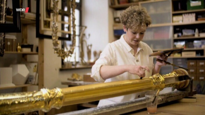 Золото обладает многими свойствами, которые делают его интересным для использования в промышленности, медицине или декоративно-прикладном искусстве.